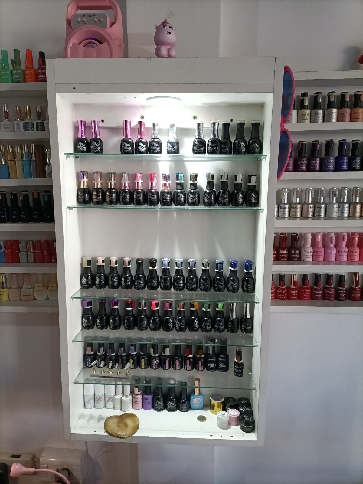 Sector de esmaltes del salón
