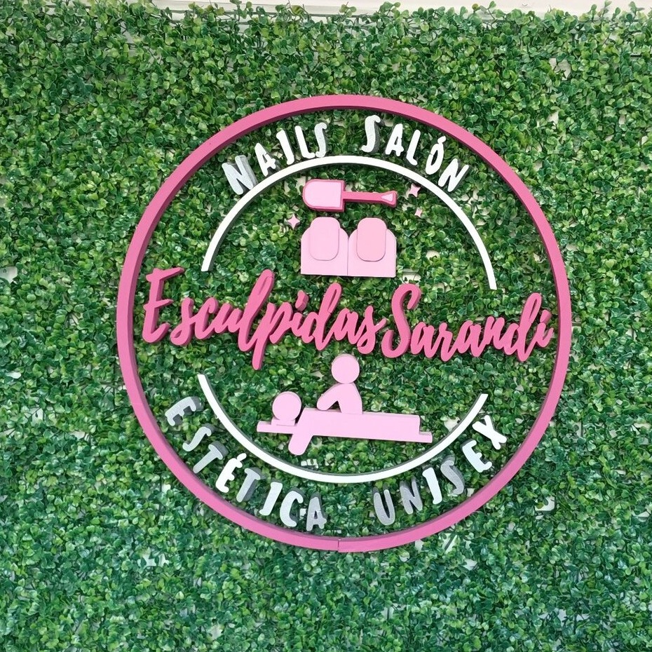 Logo de Esculpidas Sarandí sobre pared verde