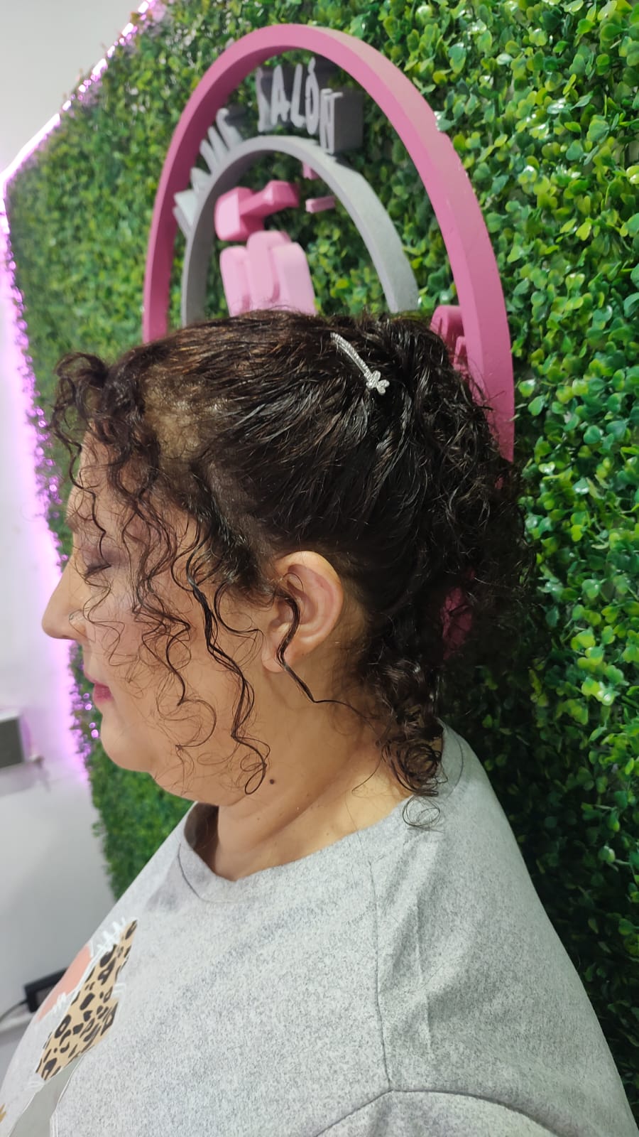 Proceso de maquillaje en el salón