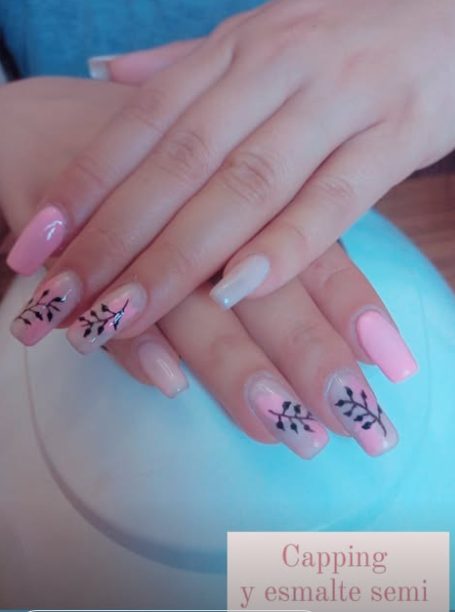 Trabajo de manicuría y nail art
